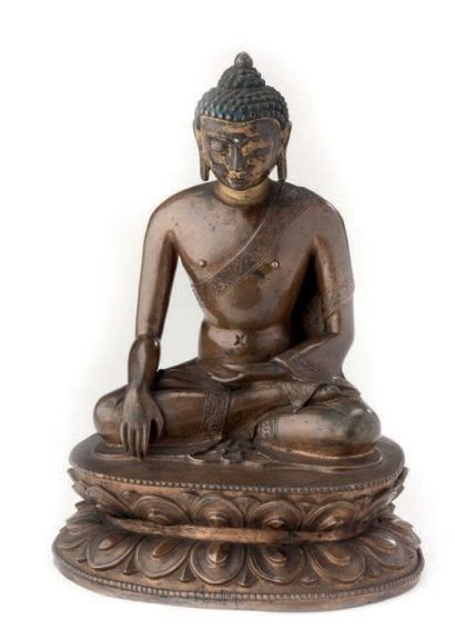 CHINE Bouddha en bronze patiné la tête dorée en positon du lotus assis sur un socle...