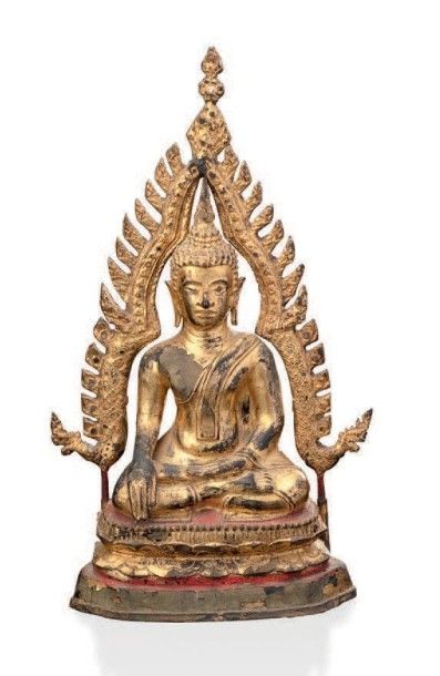BIRMANIE Bouddha en bronze laqué rouge et or assis sur un socle lotiforme avec sa...