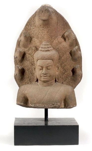 Khmer Stèle représentant le bustre d'un bouddha souriant. Style des Khmer Haut.:...
