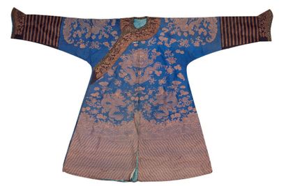 CHINE Robe en soie Kesi à fond bleu à motif de dragons à cinq griffes sur fond de...