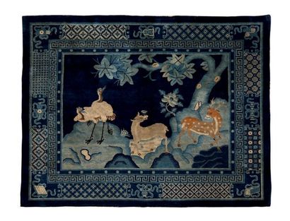 CHINE Tapis en laine à fond bleu décoré d'un daim, biche et deux grues dans un paysage...