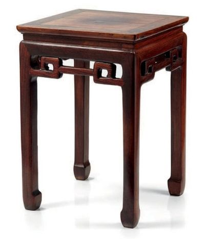 CHINE Table basse quadrangulaire en huanghuali ou huali décorée de motifs à la greque...