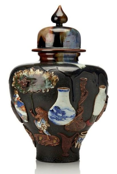 JAPON Vase de forme balustre en grès décoré par des pièces de porcelaines ajoutées,...