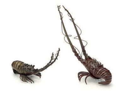 JAPON Lot de 2 langoustes en bronze dont une plus petite. Période Showa Long.: 28,...