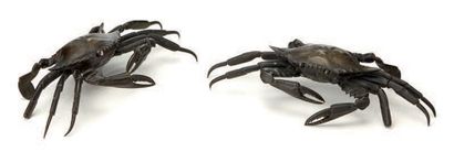 JAPON Lot de 2 crabes en bronze aux pattes articulées (manques) Période Taïsho/Showa...