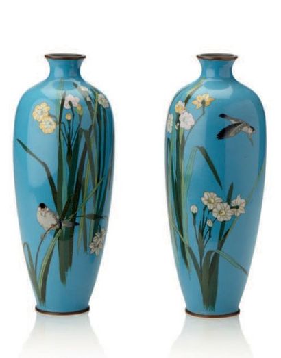 JAPON Paire de vase cloisonnés de couleur bleue décorés chacun d'un oiseau et de...