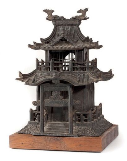 JAPON Petit sanctuaire shintoïste à 1 étage en bronze posé sur un socle en bois....