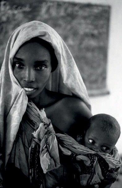 José NICOLAS(né en 1956) Jeune femme somalienne et son enfant, 1992, Mogadiscio,...
