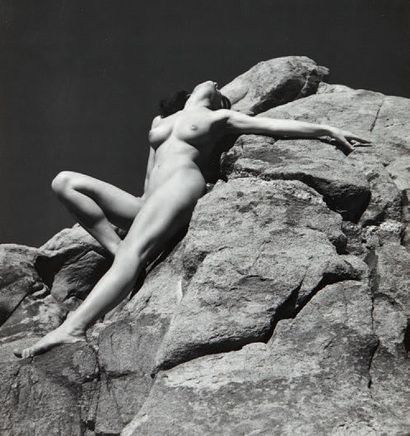 André de DIENES(1913-1985) Nu prenant le soleil dans les rochers, circa 1960 Tirage...