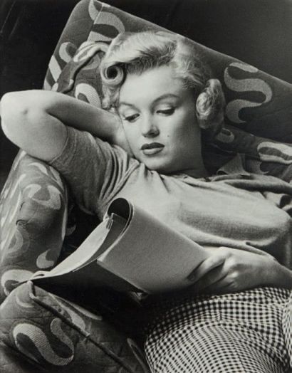 André de DIENES(1913-1985) Marilyn lisant, 1953 Tirage argentique sur papier, portant...