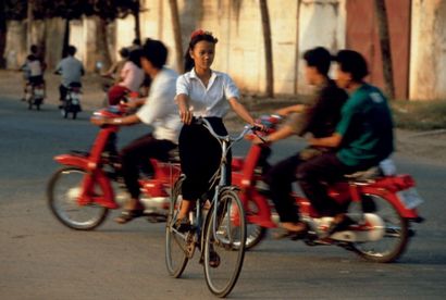 José NICOLAS(né en 1956) Jeune fille à vélo à Phnom Penh, 1992 Tirage réalisé en...