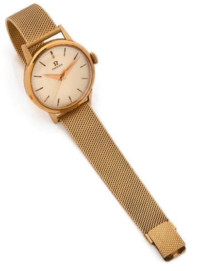 OMEGA VERS 1950 Belle montre en or 18K sur bracelet or. Cadran argenté, index bâtons...