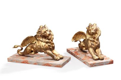 null Paire de sujets en bronze doré et patiné représentant deux lions ailés. Sur...