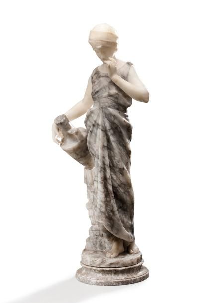 Ecole française du XIX-XXème siècle Femme à l'amphore Sujet marbre blanc et gris...