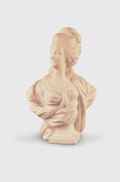 Ecole française début du XXème siècle Marie Antoinette Buste en albâtre H: 32 cm...