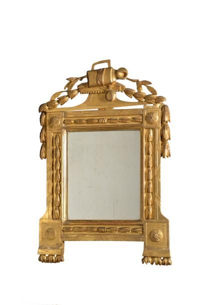 null Petit miroir en bois doré surmonté d'un trophée orné d'un arrosoir dans une...