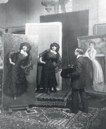 Juan Gabriel SALA (1867-1918) Portrait de femme en robe blanche, debout, Paris, 1912...