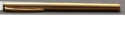 MONTBLANC Stylo plume en métal doré strié, plume en or 750 non signée