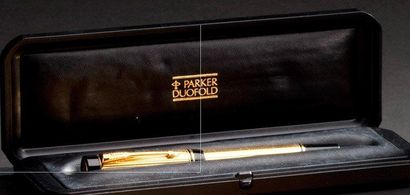 PARKER Modèle Duofold. Stylo plume en métal doré strié et résine noire, plume en...