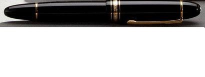 MONTBLANC Meisterstuck N°149. Stylo plume en résine noire et bagues dorées, plume...