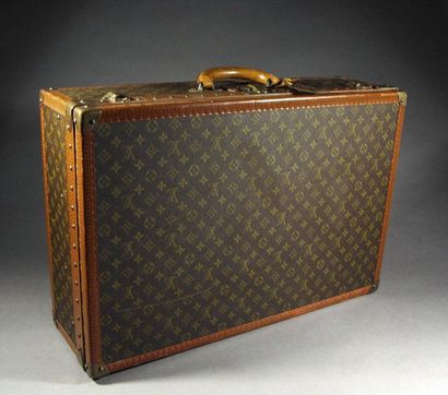 LOUIS VUITTON Avenue Marceau étiquette numérotée VALISE rigide en toile monogrammée,...