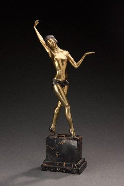 MOLINS (XIX-XXème) Epreuve en bronze à patine dorée et brune figurant une danseuse....