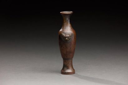 null Petit vase en bronze à patine brune de forme balustre d'Extrême-Orient à anses...