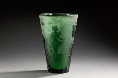 null Grand vase en verre épais teinté vert, à décor dégagé à l'acide d'allégories....