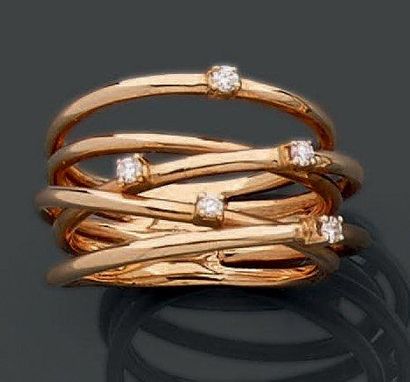 null Bague en or jaune 18k composée de cinq anneaux enlacés ponctués de diamants...