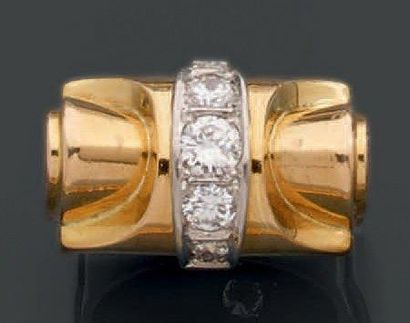null Chevalière en or jaune et gris 18k "boucle" sertie de cinq diamants de taille...