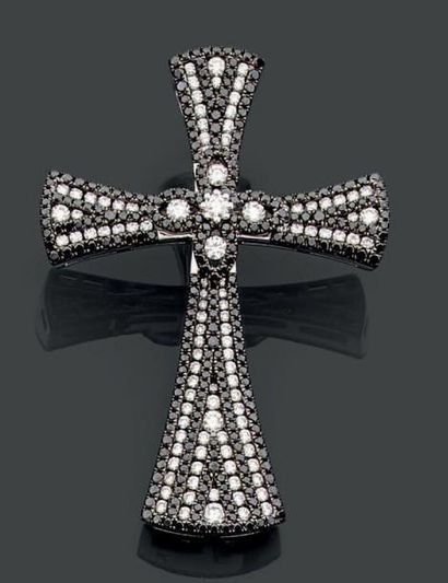 null Importante croix en or gris 18k sertie de diamants de taille brillant blancs...