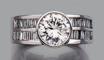 null Bague anneau en or gris sertie d'un diamant de taille moderne épaulé de deux...