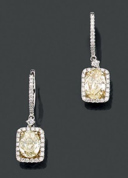 null Paire de pendants d'oreilles en or gris 18k sertis de diamants jaunes de taille...