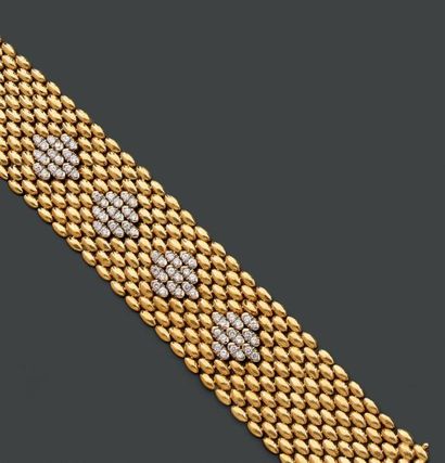 null Large bracelet ruban articulé en or jaune 18k orné de quatres motifs en losange...
