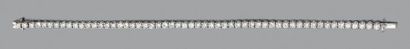 null Bracelet "ligne" en or gris 18k serti de diamants de taille brillant Poids total...