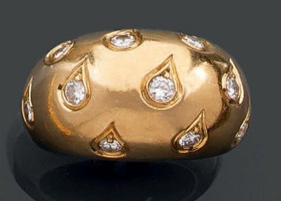 CARTIER Bague dôme en or jaune ciselé de gouttes serties de diamants de taille brillant....