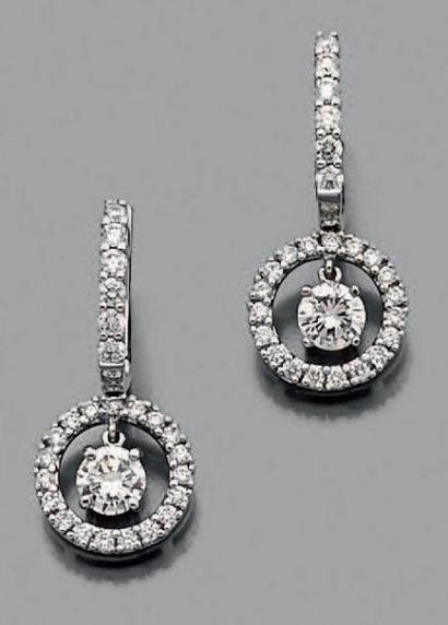 null Paire de pendants d'oreilles en or gris 18k sertis d'un diamant de taille moderne...