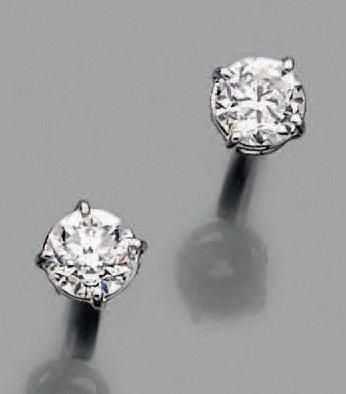 null Paire de motifs d'oreilles en or gris 18k sertis d'un diamant de taille moderne....