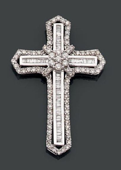 null Pendentif "croix" en or gris 18k serti d'une ligne de diamants de taille baguette...