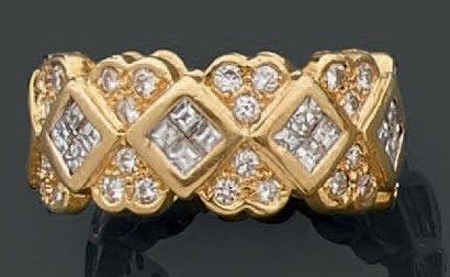 null Anneau en or jaune 18k composé de motifs tressés sertis de diamants de taille...