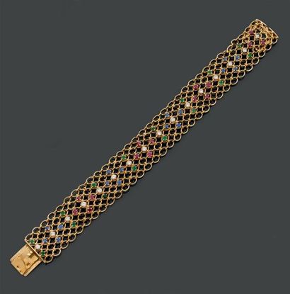 null Bracelet ruban articulé en or jaune 18k composé de maillons ronds ajourés sertis...