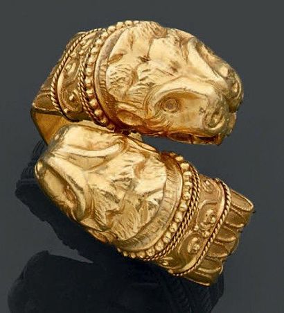 LALAOUNIS Bague en or jaune 18k composée d'un large anneau ciselé orné de deux têtes...
