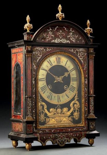 null Pendule en marqueterie dite «Boulle» marquetée sur fond d'écaille rouge de fleurs,...