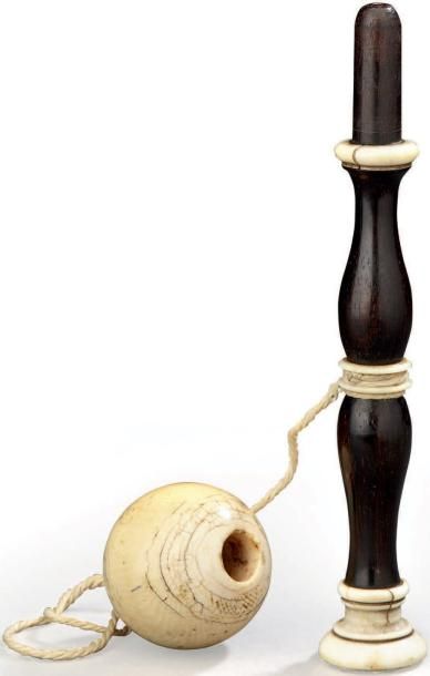 null Rare petit bilboquet en ivoire et ébène. XVIIIe siècle. H: 17,5 cm