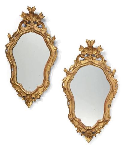 null Paire de réflecteurs ou petits miroirs dans des cadres en bois sculpté et doré;...