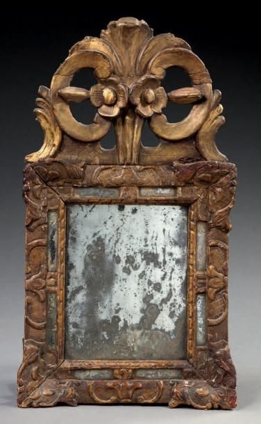 null Petit miroir (au mercure) dans un cadre en bois sculpté et doré, le fronton...