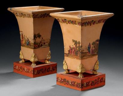 null Paire de grands vases cornets en tôle laquée représentant des scènes historiées...