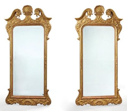 null Paire de miroirs biseautés dans des cadres en bois sculpté et doré à décor à...