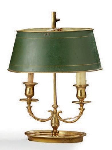 null Petite lampe de bouillotte à deux lumières en bronze vernie; abat-jour en tôle...