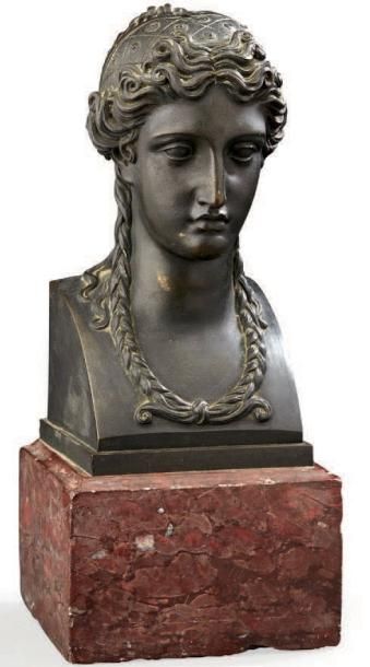 null Buste en hermès en bronze ciselé et patiné représentant une prêtresse. Socle...